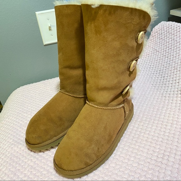 UGG BAILEY BUTTON TRIPLET II BOOT - Picture 2 of 8